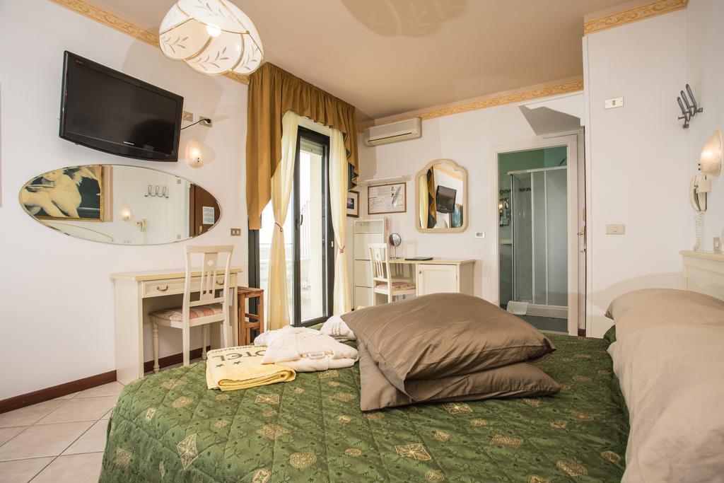 Hotel Byron Milano Marittima Exteriér fotografie